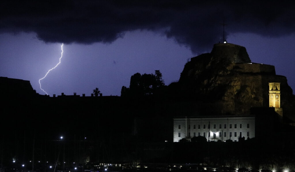 Νέο κύμα με καταιγίδες και θυελλώδεις ανέμους – Πού θα «χτυπήσει» η κακοκαιρία (Live χάρτης)