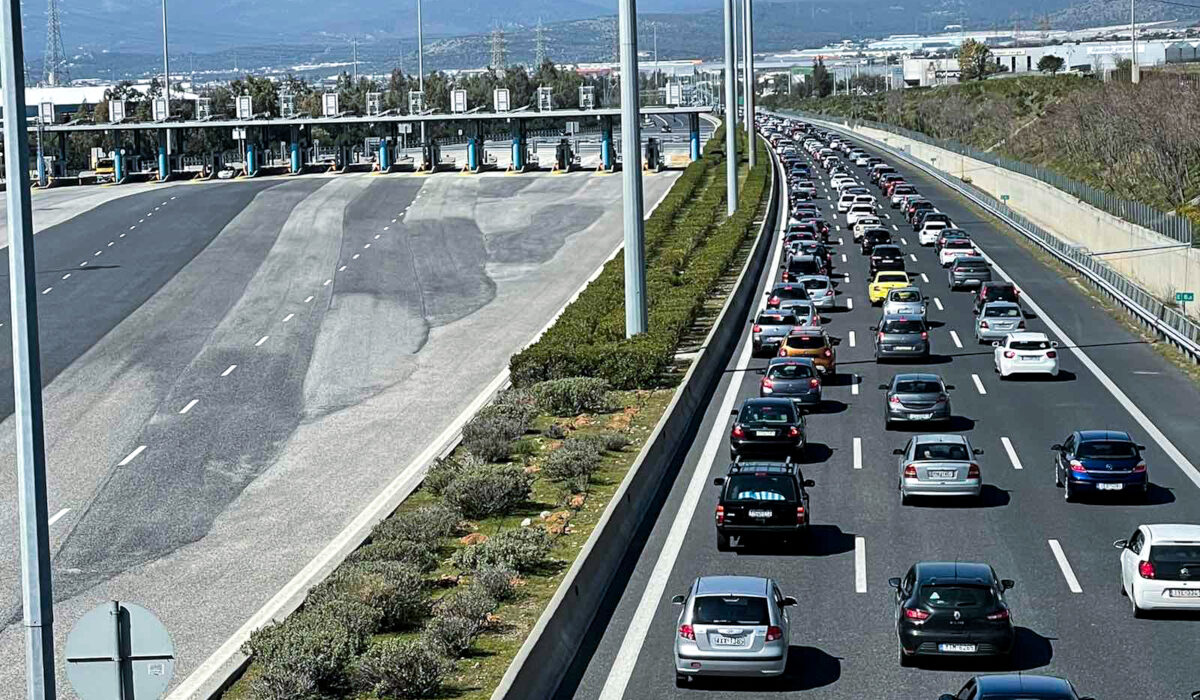 Κίνηση στους δρόμους τώρα: Πού έχει πρόβλημα σε Αθήνα, Αττική Οδό, Κηφισό (LIVE χάρτης)