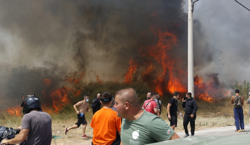 Εκκενώνεται το Καζίνο της Πάρνηθας – Πολύ κοντά οι φλόγες