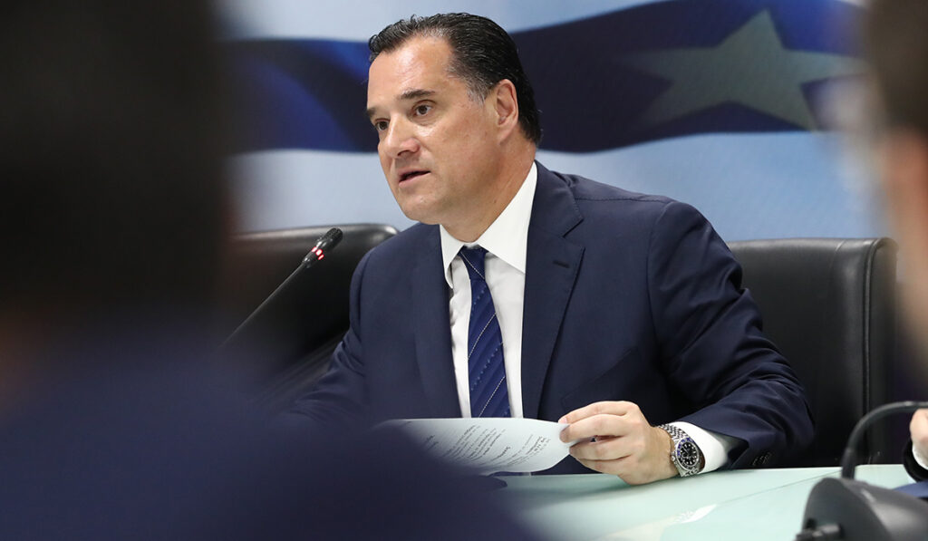 ‘Αδωνις: Αγαπά τόσο πολύ τον εργαζόμενο που από τη σφιχτή αγκαλιά θα τον σκάσει!