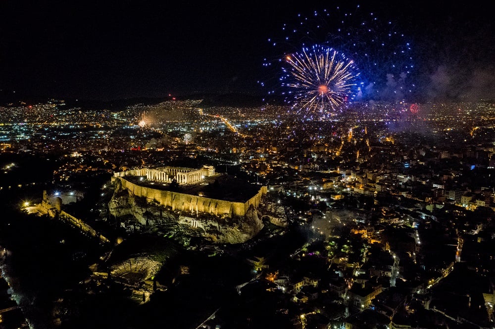 Με εντυπωσιακά πυροτεχνήματα γιόρτασε τον ερχομό του 2021 η Αθήνα