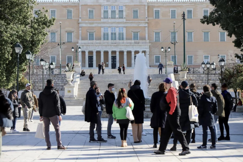 Ασφαλιστικές εισφορές: Οι ανατροπές που φέρνει το 2025 σε μισθωτούς, επαγγελματίες και συνταξιούχους