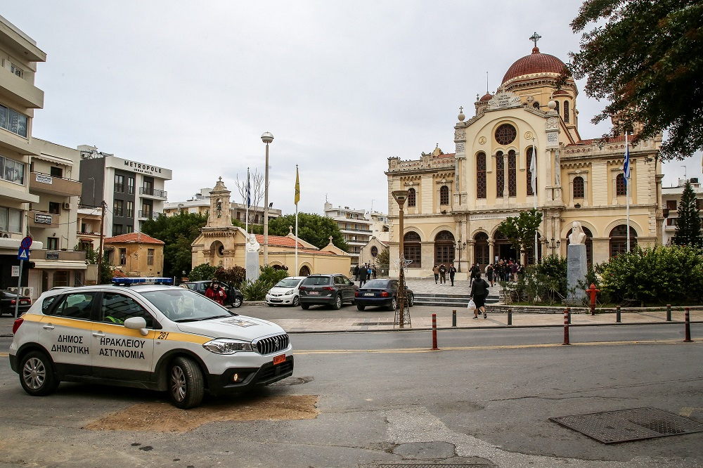 Άνδρας γρονθοκόπησε δημοτικό αστυνομικό που του έκανε έλεγχο επειδή δεν φορούσε μάσκα