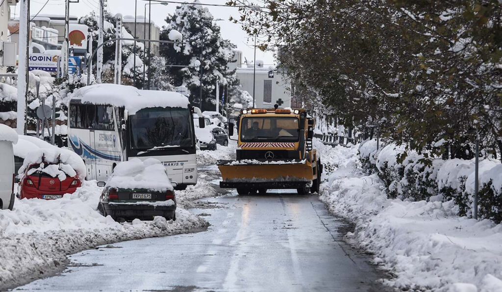 Ποιοι δρόμοι είναι κλειστοί τώρα στην Αττική – Μόνο με αλυσίδες για όλα τα οχήματα η Αθηνών-Λαμίας