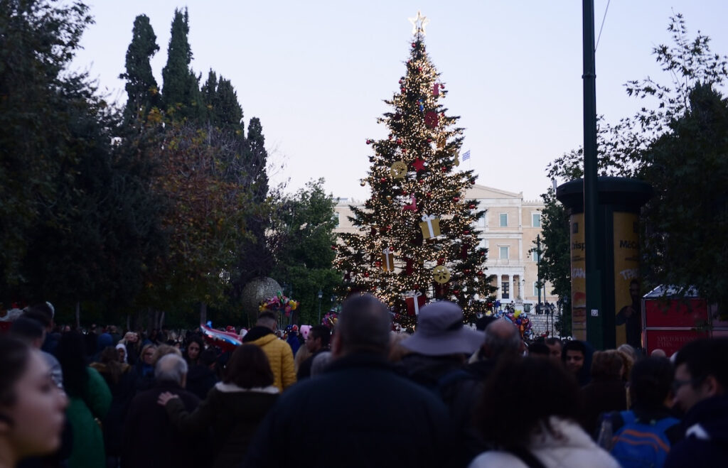 Σε χριστουγεννιάτικους ρυθμούς η αγορά για τα τελευταία ψώνια – Ανοιχτά σήμερα τα μαγαζιά