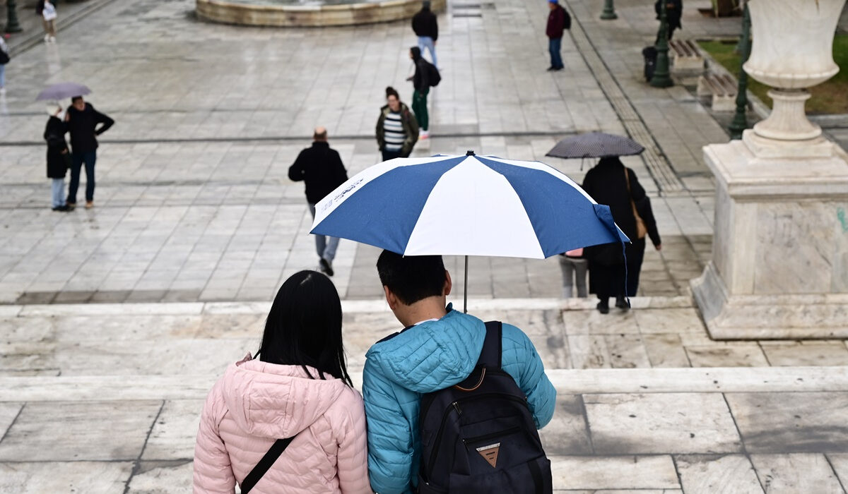 Καιρός: Η Δευτέρα «φέρνει» χειμώνα – Έρχονται καταιγίδες και στην Αττική