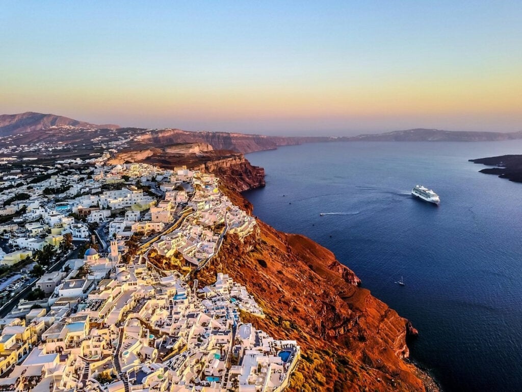 Όργιο διαφθοράς και πολεοδομικής αυθαιρεσίας, το «ηφαίστειο» που απειλεί τη Σαντορίνη