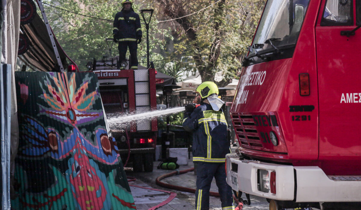 Υπό έλεγχο η φωτιά σε ψητοπωλείο στη Γλυφάδα