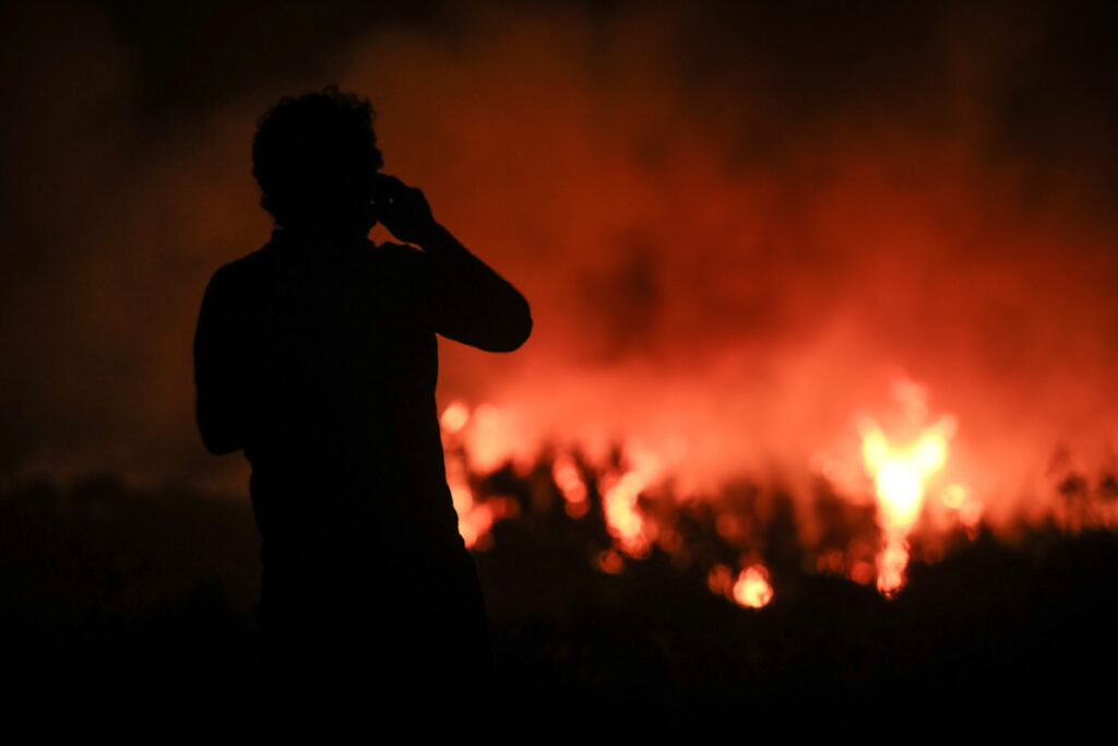 Φωτιά στο Σοφό Ασπρόπυργου – Επιχειρούν ισχυρές δυνάμεις της Πυροσβεστικής