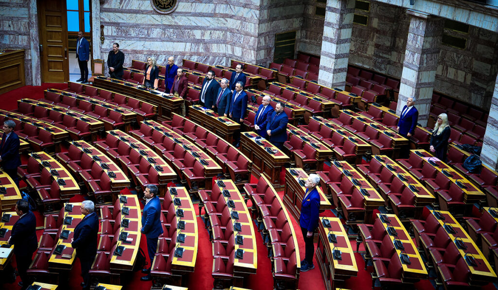 Ενός λεπτού σιγή στη Βουλή στη μνήμη των τριών πεσόντων αξιωματικών στα Ίμια