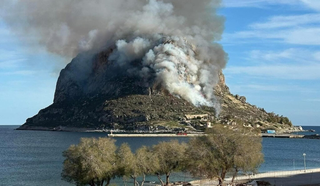 Φωτιά τώρα στη Μονεμβασιά (βίντεο)