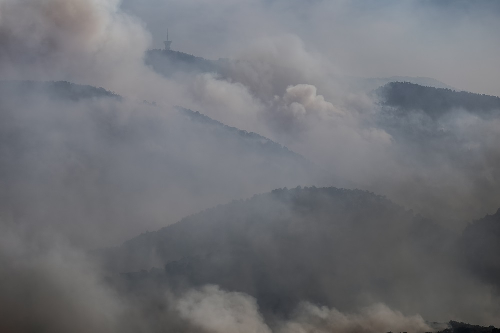 Υπ. Υγείας για φωτιά στον Σχίνο: Αποφύγετε την άσκηση, κλείστε τα παράθυρα