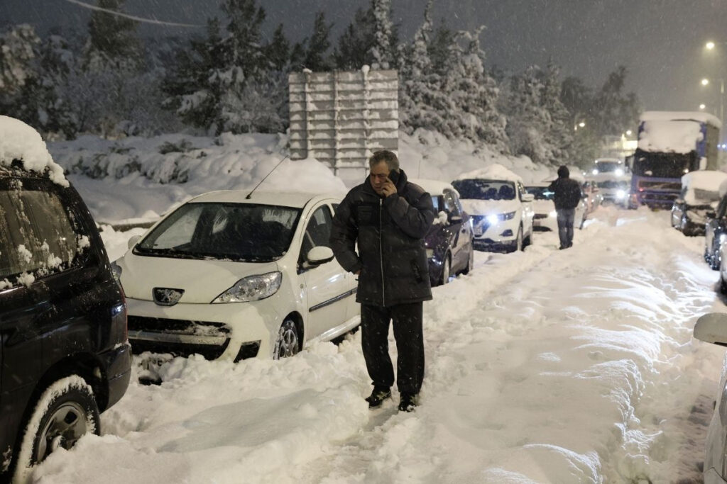 Κακοκαιρία «Ελπίδα»: Πότε θα σταματήσει να χιονίζει στην Αττική – Προσοχή στον παγετό