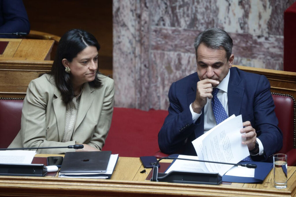 Ο αιφνιδιασμός με την επιστολική ψήφο, τα διλήμματα ΣΥΡΙΖΑ – ΠΑΣΟΚ και οι 200 ψήφοι