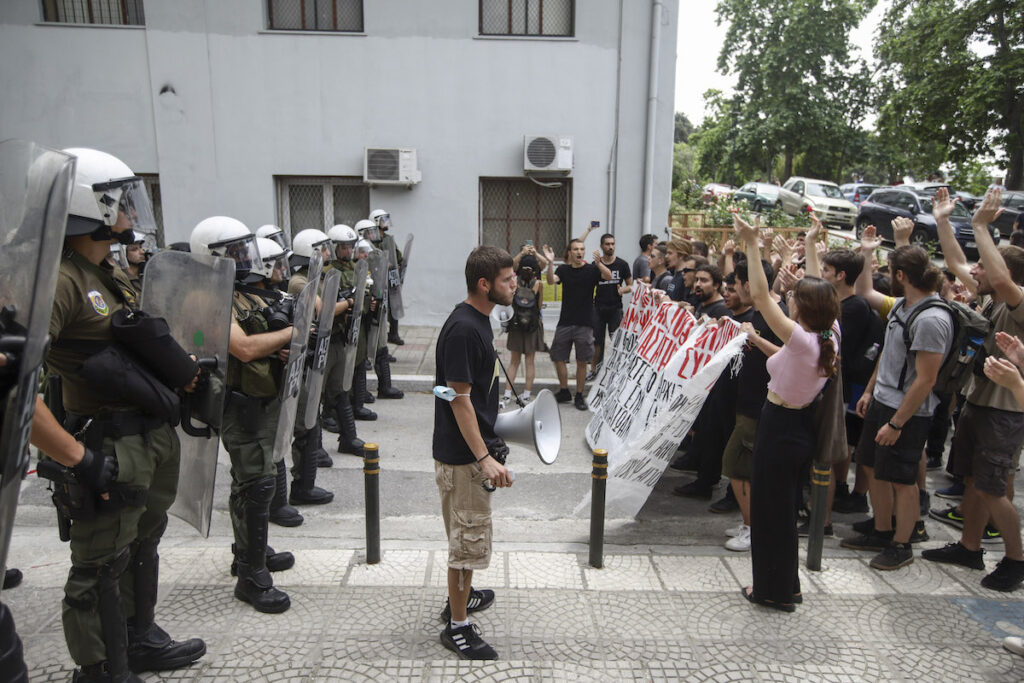 Πρόκληση: Ο ένας στους 56 αστυνομικούς ασχολείται αποκλειστικά με τις διαδηλώσεις και τα πανεπιστήμια!