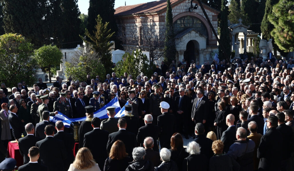 Στην τελευταία του κατοικία ο Κώστας Σημίτης, δίπλα στον Ανδρέα και τη Μελίνα