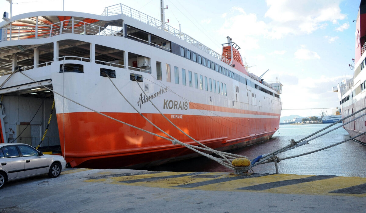 Δεμένα τα πλοία στα λιμάνια λόγω των θυελλωδών ανέμων