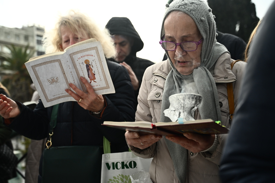 Μνήσθητί μου Κύριε: Σταυροί, εικόνες, Αγία Γραφή και θυμιάματα έξω από τη Βουλή