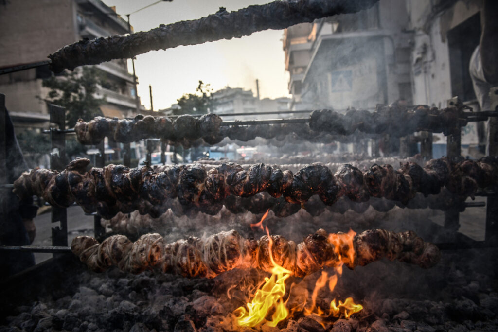 Τσικνοπέμπτη στην Αθήνα: Δωρεάν φαγητό και ξέφρενο γλέντι – Οι εκδηλώσεις