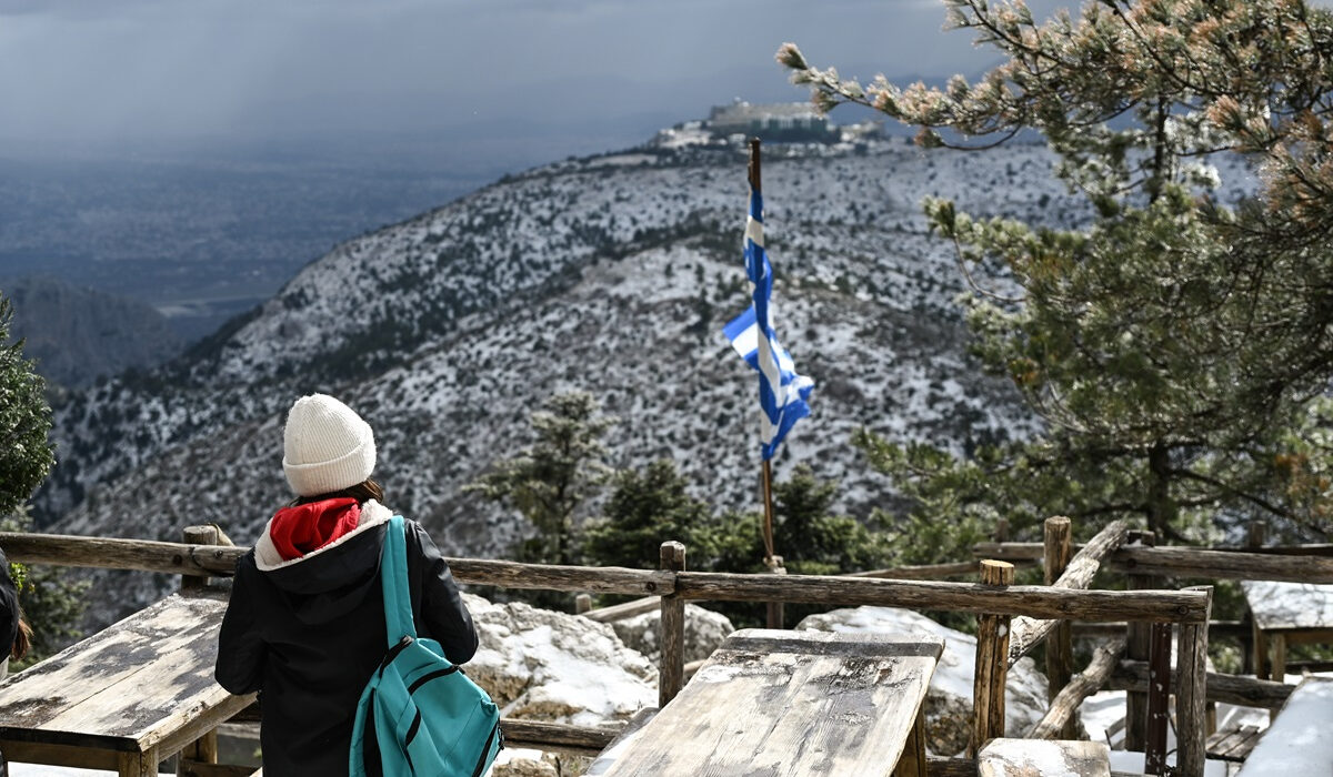 Πώς θα εξελιχθεί η κακοκαιρία που «έντυσε» στα λευκά και την Αττική – Οι εκτιμήσεις για την Πρωτοχρονιά