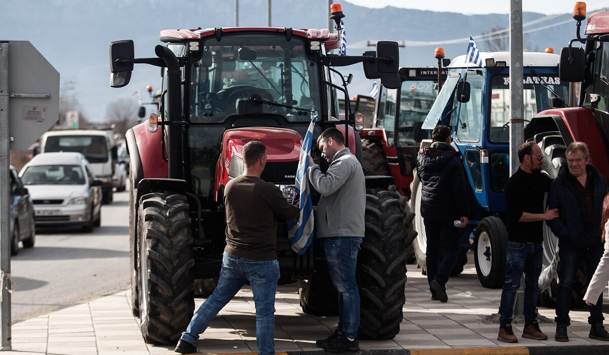 Στα μπλόκα οι αγρότες εν αναμονή της συνάντησης με τον Κ. Μητσοτάκη – Ποιοι δρόμοι θα κλείσουν