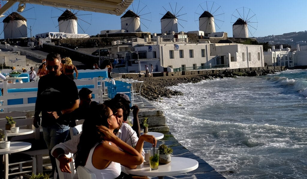 Κρούσματα σήμερα 4/8: Η έκρηξη κρουσμάτων φέρνει πάλι νέα μέτρα και τοπικά lockdown