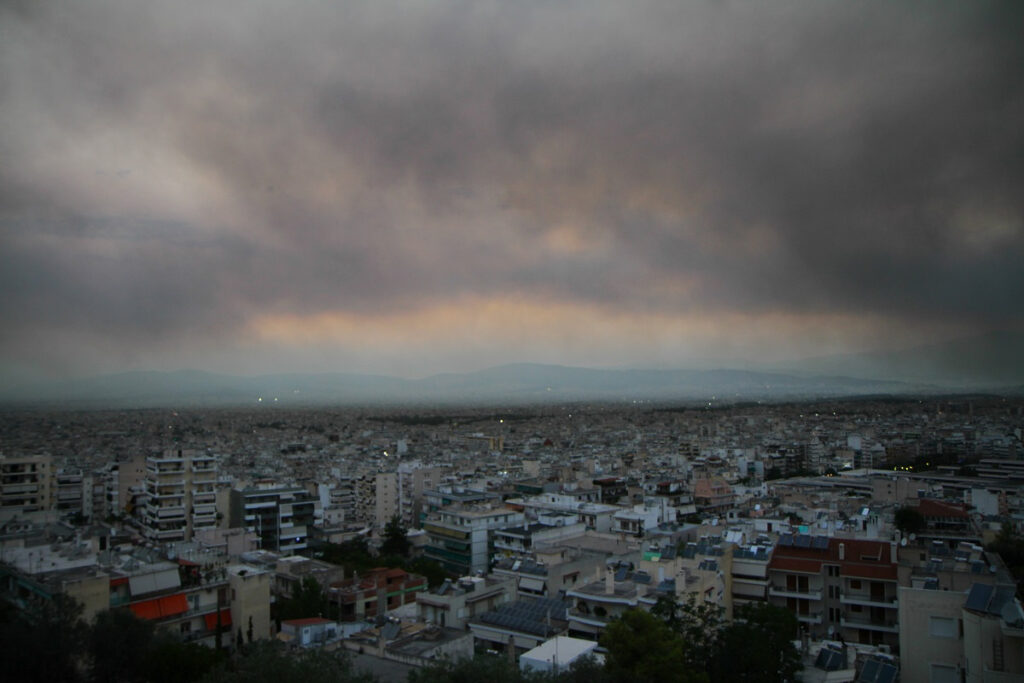 Αποπνικτική ατμόσφαιρα στην Αττική: «Επικίνδυνο κοκτέιλ για το αναπνευστικό»