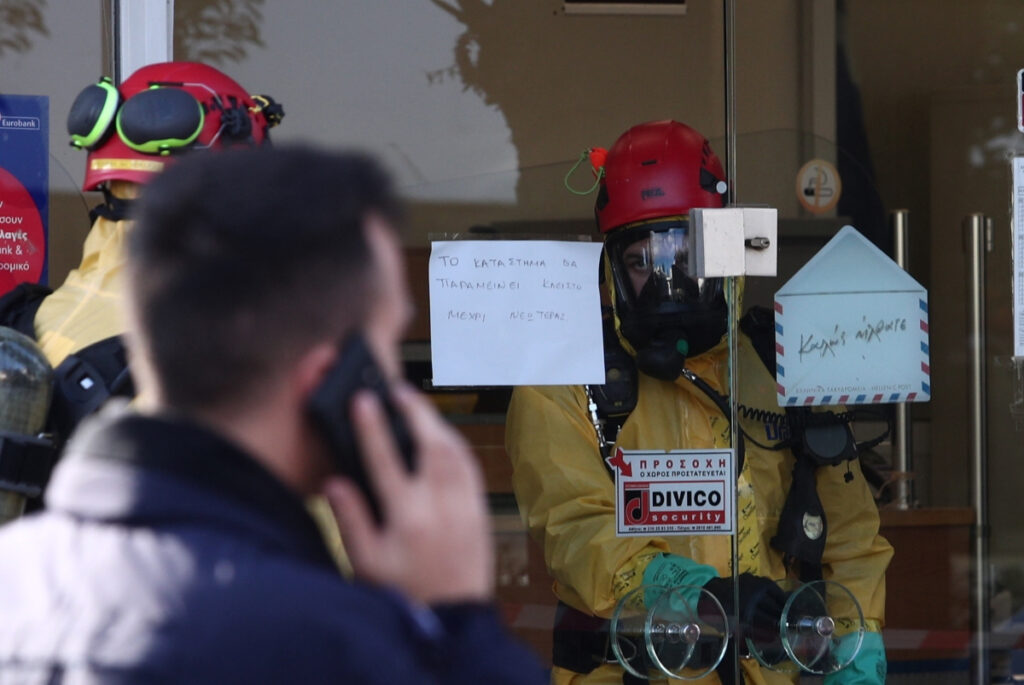 Συναγερμός για ύποπτο φάκελο στα ΕΛΤΑ Μπουρναζίου: Στο νοσοκομείο δυο υπάλληλοι