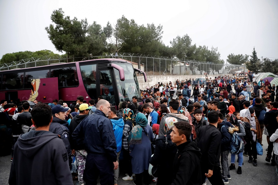 Μόρια: Μαζική μετακίνηση αιτούντων άσυλο σε στρατόπεδο της Αττικής