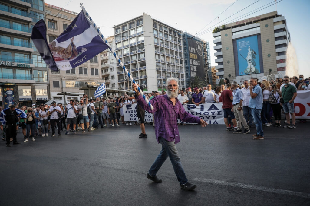 Ποιοι επιχειρούν να εκμεταλλευτούν πολιτικά τους αντιεμβολιαστές