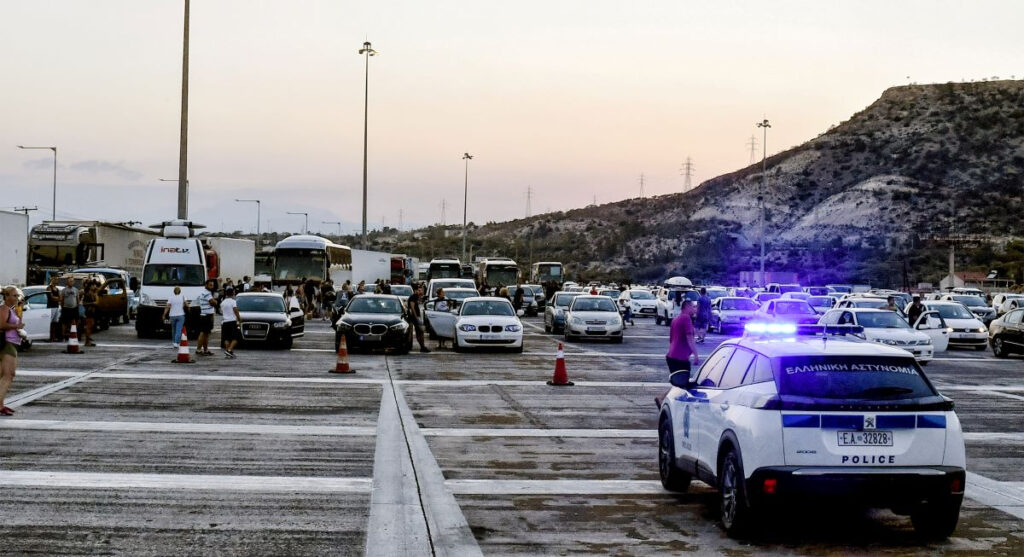 Κλειστή η παλαιά Εθνική Οδός Αθηνών – Κορίνθου λόγω της φωτιάς στη Motor Oil