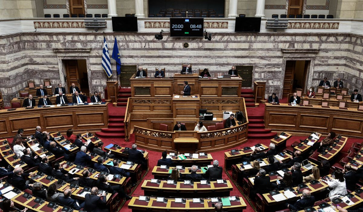 Στη Βουλή η αποκάλυψη του iEidiseis για τις αποστρατείες με… «ραβασάκια»!