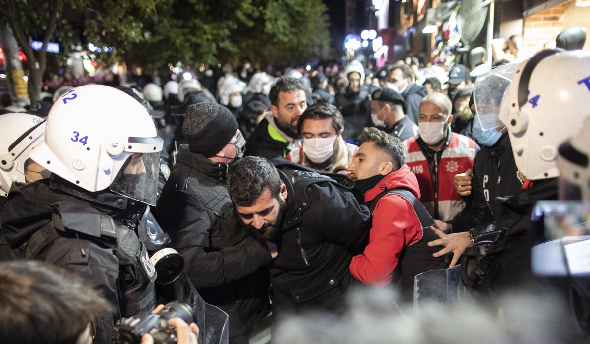 Τουρκία: 30 συλλήψεις σε διαδήλωση κατά της ακρίβειας – «Ερντογάν, παραιτήσου!» (Βίντεο)