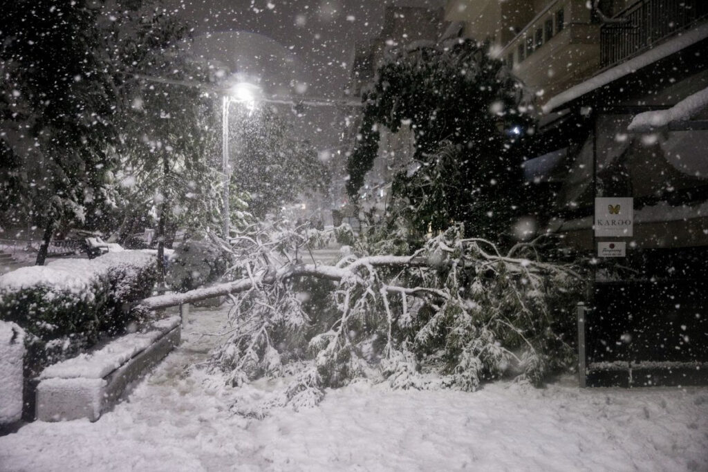 Διακοπές ρεύματος στην Αττική: Ποιες περιοχές είναι στο σκοτάδι – Άγνωστο πότε θα αποκατασταθούν οι βλάβες