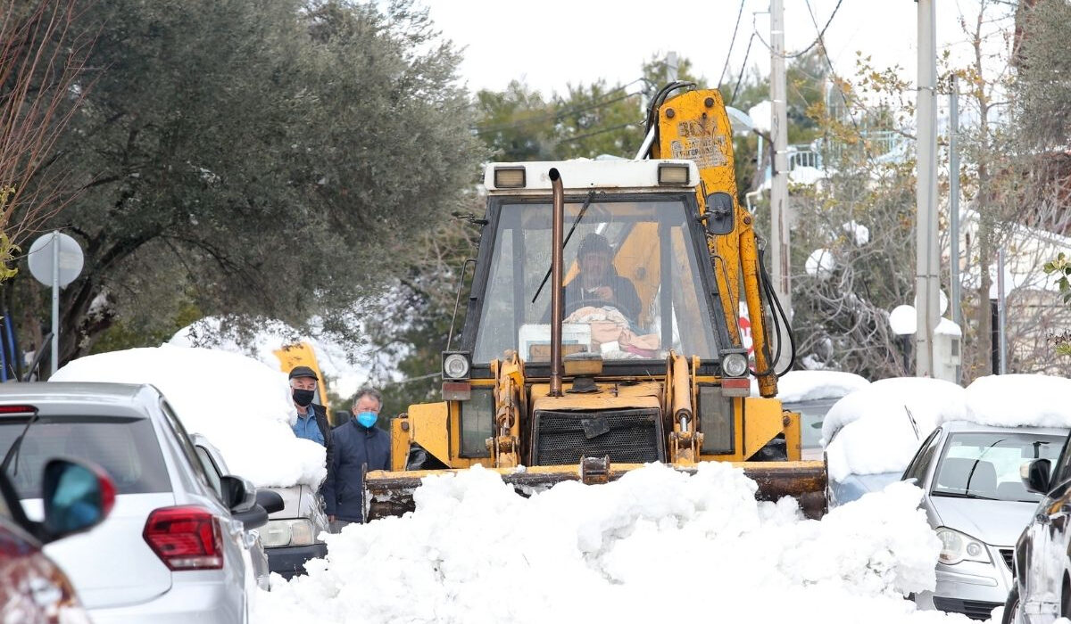 Κάποιος να καθαρίσει τις γειτονιές της Αθήνας! Ποιοι δρόμοι είναι παγωμένοι και κλειστοί