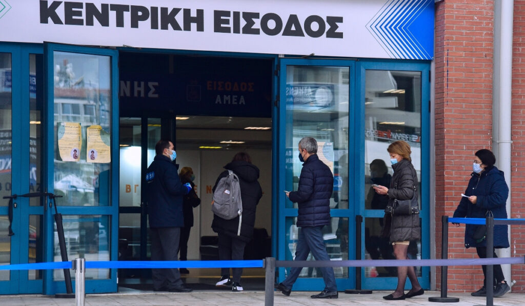 «Καμπανάκι» από Γεροτζιάφα: Οι ανεμβολίαστοι μπορεί να φέρουν ένα νέο κύμα πανδημίας