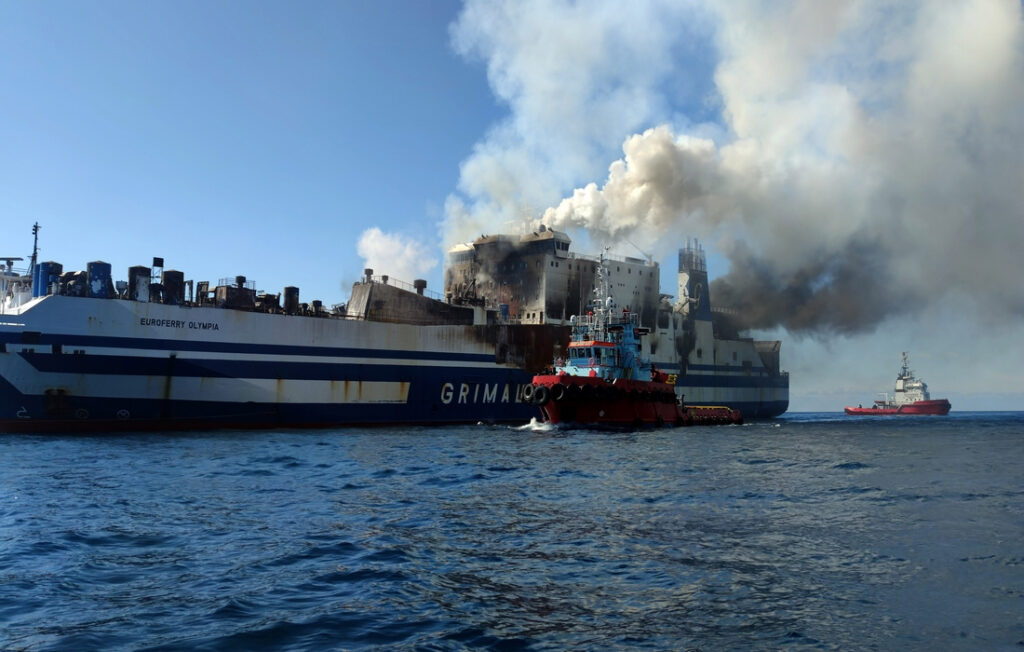 Euroferry Olympia: Ρυμουλκούν το φλεγόμενο πλοίο – Μάχη να μην βυθιστεί – Φόβοι και για άλλους εγκλωβισμένους