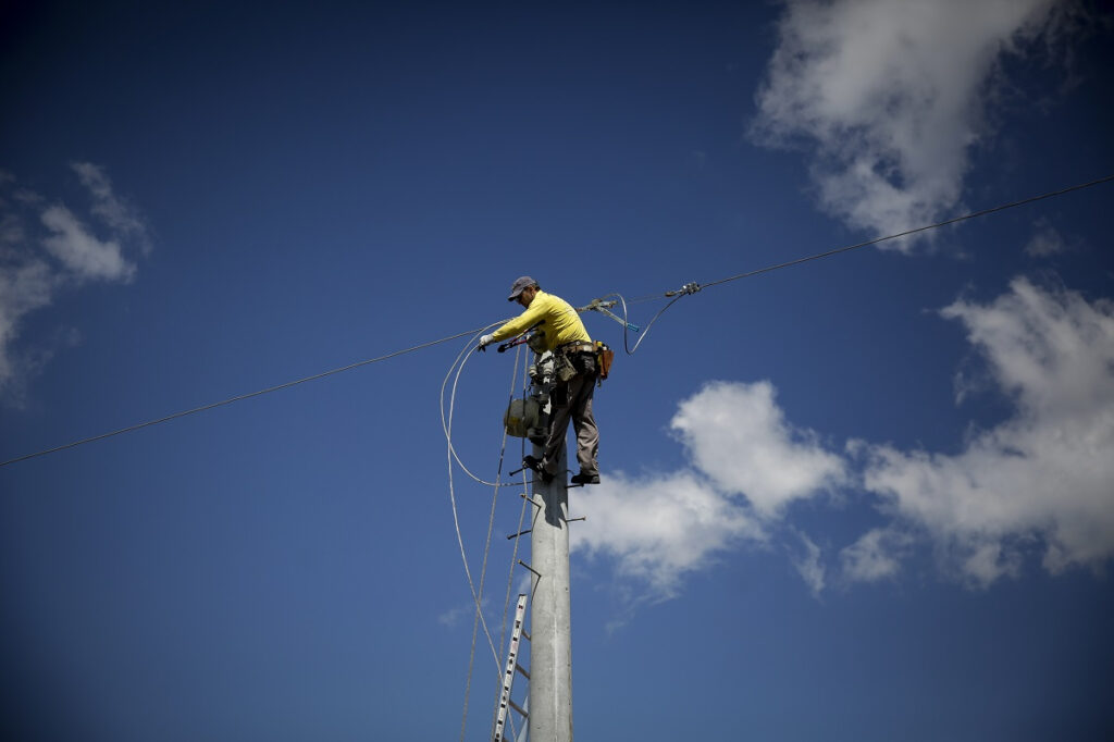 Χωρίς ρεύμα 6.000 νοικοκυριά σε Βαρυμπόμπη – Αδάμες, τι λέει ο ΔΕΔΔΗΕ