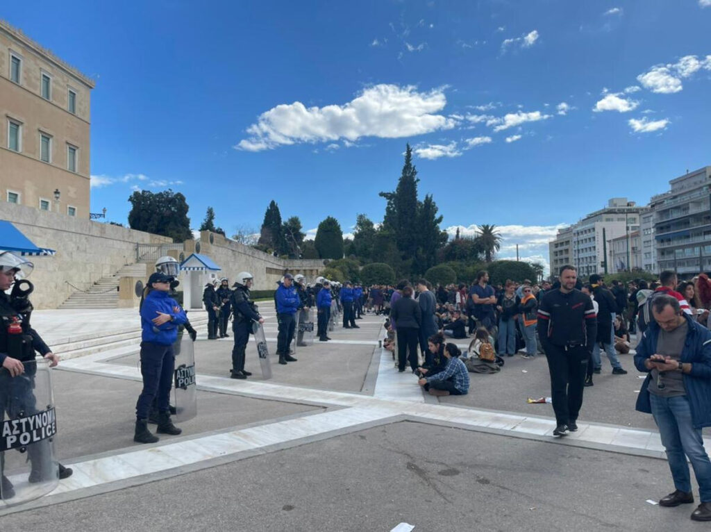 Επέστρεψαν ειρηνικά οι νέοι στο Σύνταγμα –  Σιωπηρή διαμαρτυρία έξω από τη Βουλή