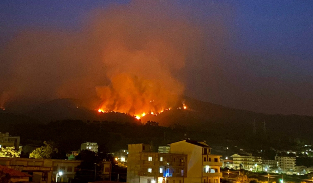 Πύρινη κόλαση στην Ιταλία: Αυτοκίνητα περνούν μέσα από φλόγες (Βίντεο)