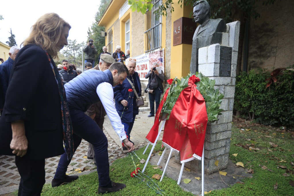 Ο Στέφανος Κασσελάκης κατέθεσε στεφάνι στο μνημείο ΕΑΤ-ΕΣΑ – «Εδώ που δεν παραδόθηκε η Δημοκρατία»