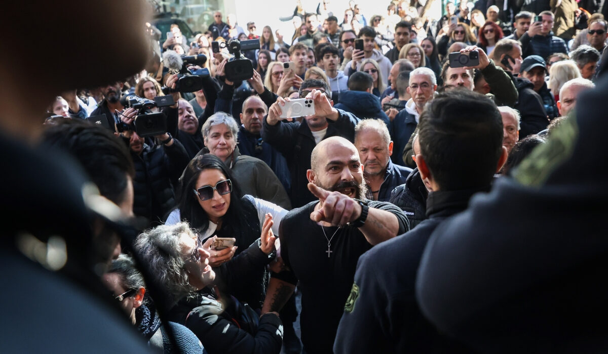 Κακοποίηση 3χρονου: Υπό πολιορκία τα Δικαστήρια Ηρακλείου κατά την απολογία του ζευγαριού – Ένας τραυματίας