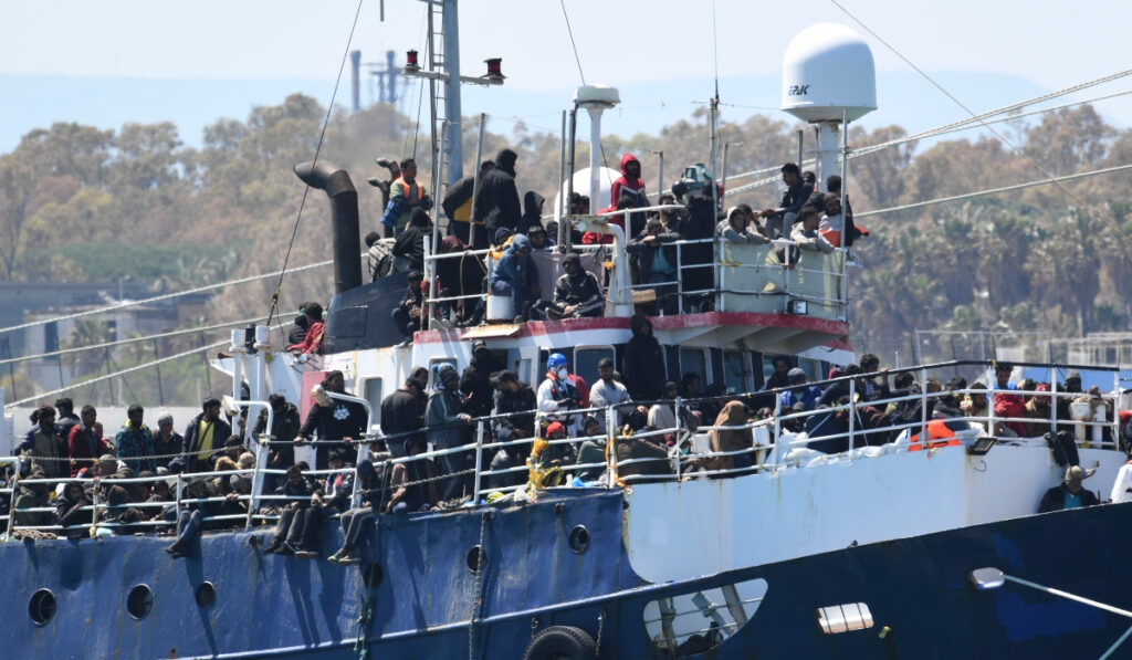 «Χρυσά» τα δρομολόγια θανάτου: 4.000 ευρώ το «εισιτήριο» – Πόσα βγάζουν οι διακινητές μεταναστών