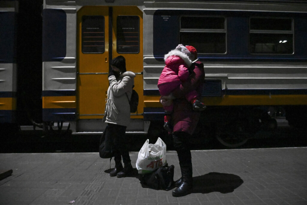 «Πόλεμος» Γαλλίας – Βρετανίας για τους Ουκρανούς πρόσφυγες – Για «έλλειψη ανθρωπιάς» κατηγορεί το Παρίσι το Λονδίνο