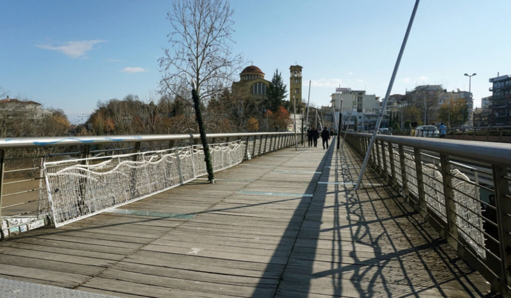 Τραγωδία στη Λάρισα: Νεκρή γυναίκα μετά από πτώση στον Πηνειό από τη γέφυρα Αλκαζάρ