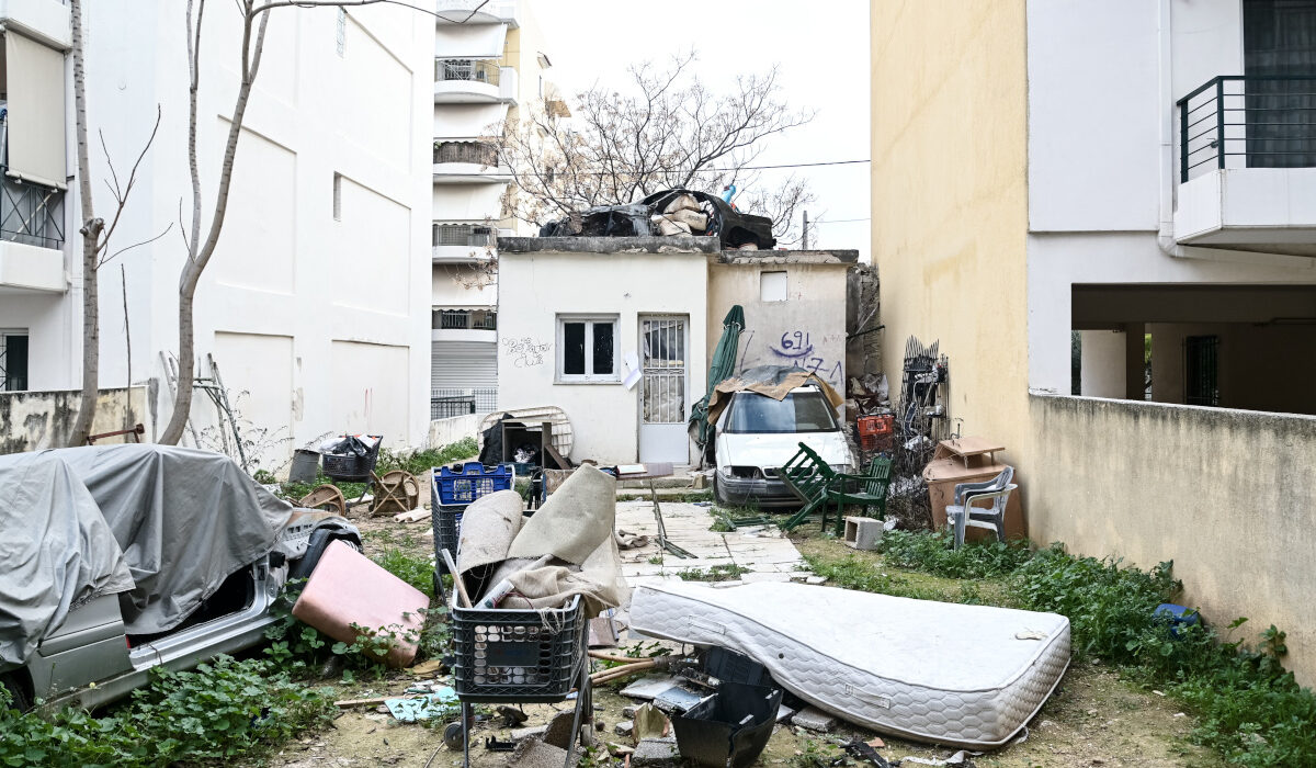 Ομαδικός βιασμός 15χρονου στο Ίλιον: Ξεκίνησε με ένταση η δίκη των 12 ανηλίκων