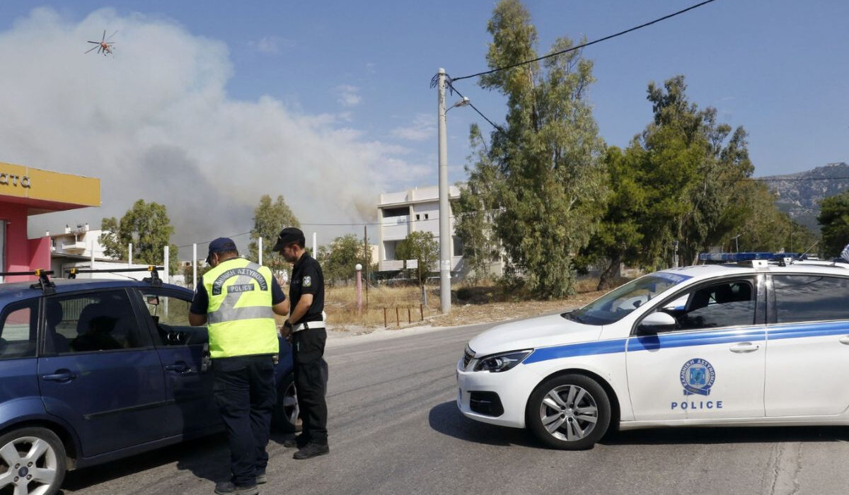 Φωτιά στην Πάρνηθα: Απειλείται το στρατόπεδο Καποτά – Εκκένωση της δομής της Αμυγδαλέζας