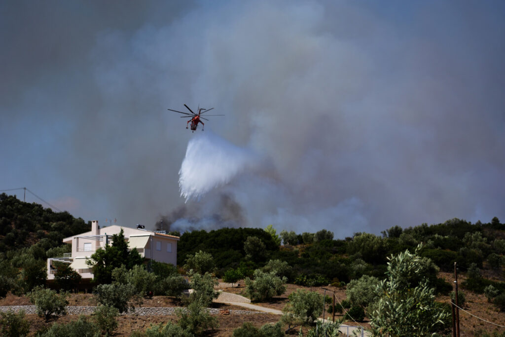 Φωτιά στο Λουτράκι – Επιχειρούν ισχυρές πυροσβεστικές δυνάμεις (Βίντεο)