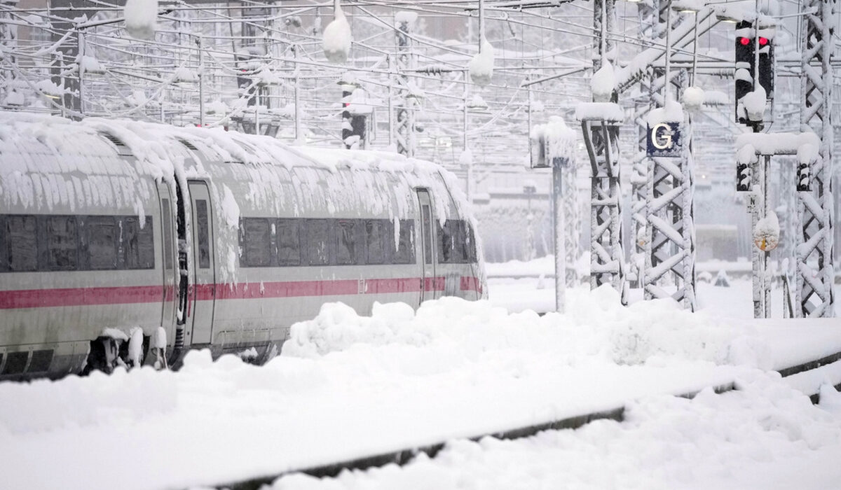 Μόναχο: Χιονοθύελλα «έθαψε» το αεροδρόμιο – Χιλιάδες εγκλωβισμένοι επιβάτες και σε σταθμούς τρένων