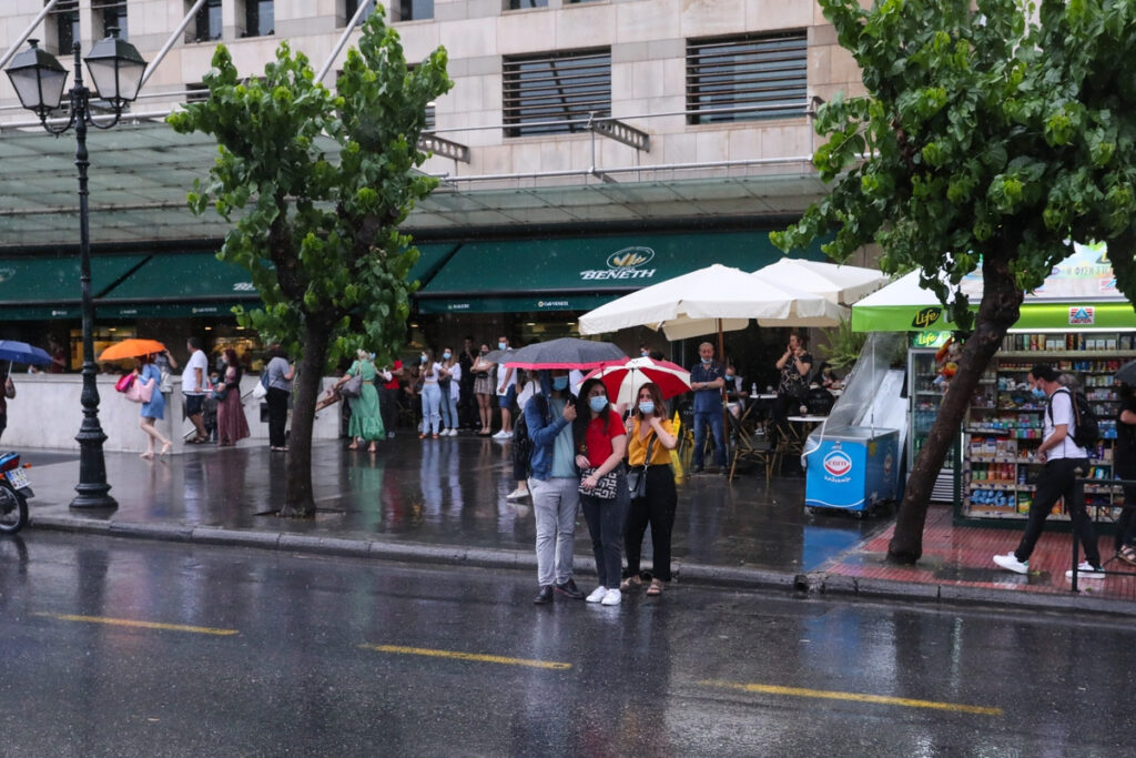 Στην Αττική η κακοκαιρία: Άνοιξαν οι ουρανοί – Δείτε live την πορεία της